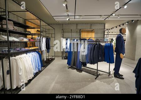 BANGKOK, THAILAND - 24. JANUAR 2020: Innenaufnahme des Mango-Geschäfts in Bangkok. Stockfoto