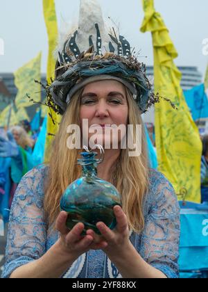 Tausende marschierten in Westminster aus 130 Organisationen, um strengere Maßnahmen gegen die Abwasserkrise im Vereinigten Königreich und für saubere, sichere Wasserstraßen zu fordern. Stockfoto