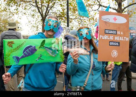 Tausende marschierten in Westminster aus 130 Organisationen, um strengere Maßnahmen gegen die Abwasserkrise im Vereinigten Königreich und für saubere, sichere Wasserstraßen zu fordern. Stockfoto