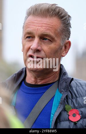 Der Naturforscher Chris Packham spricht vor dem Marsch für Wasser vor den Medien, um härtere Maßnahmen gegen die Abwasserkrise in Großbritannien und für saubere, sichere Wasserstraßen zu fordern. Stockfoto