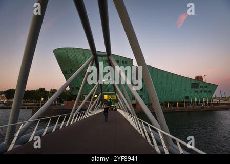 Brücke zum NEMO Science Museum in der Abenddämmerung - Amsterdam, Niederlande Stockfoto