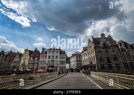 Klassische Giebelhäuser auf Korenlei ab Grasbrug unter dramatischen Wolken - Gent, Belgien Stockfoto