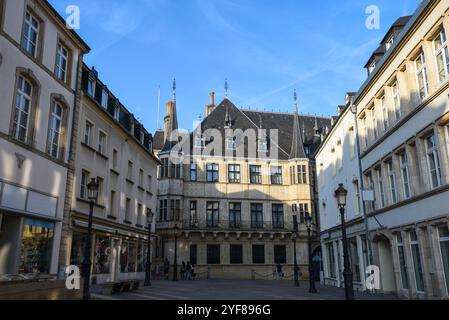 Großherzoglicher Palast von der Rue de la reine aus gesehen an einem Sommertag - Luxemburg-Stadt Stockfoto