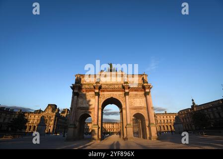 Der Arc de Triomphe du Carrousel bei der Goldenen Stunde mit Louvre im Hintergrund - Paris, Frankreich Stockfoto