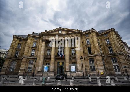 Das Rathaus des 5. Arrondissements unter dramatischem Himmel - Paris, Frankreich Stockfoto