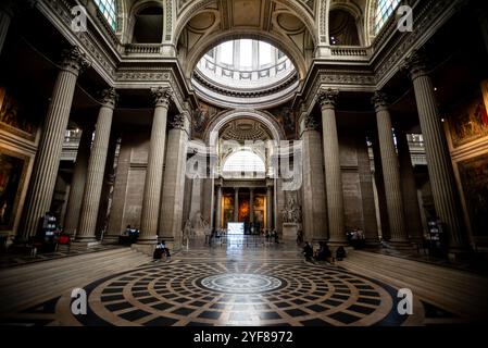 Sonnenlicht beleuchtet das klassische Interieur des Pantheons - Paris, Frankreich Stockfoto