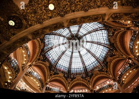 Majestätische Glaskuppeldecke in Galeries Lafayette - Paris, Frankreich Stockfoto