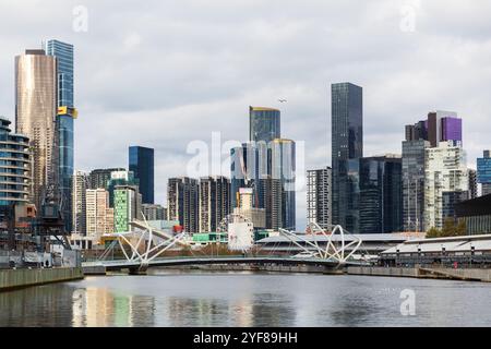 Blick auf Melbourne City von den Docklands entlang der yarra aus in südöstlicher Richtung, mit Blick auf Australia 108 und Webb Bridge. Stockfoto