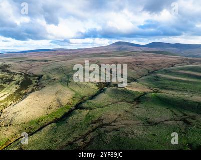 Farmen über Black Mountain von einer Drohne aus, Brecon Beacons National Park, Carmarthenshire, Wales, England Stockfoto