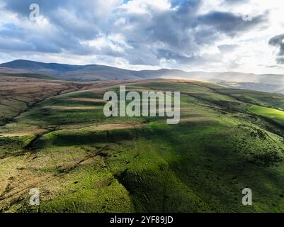 Farmen über Black Mountain von einer Drohne aus, Brecon Beacons National Park, Carmarthenshire, Wales, England Stockfoto