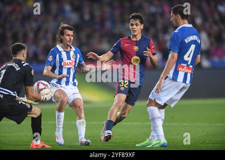 Barcelona, Esp. November 2024. FC BARCELONA GEGEN RCD ESPANYOL. 3. November 2024 Hector Fort (32) des FC Barcelona während des Spiels zwischen dem FC Barcelona und dem RCD Espanyol entsprechend dem zwölften Tag der La Liga EA Sports im Olimpic Stadium Lluis Companys in Montjuic in Barcelona, Spanien. Quelle: Rosdemora/Alamy Live News Stockfoto