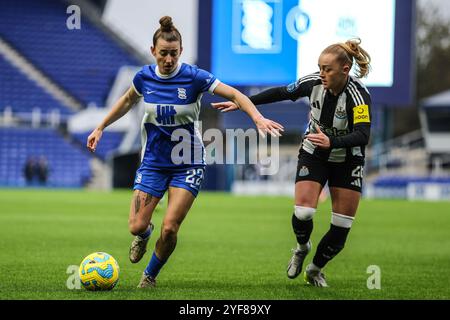 Birmingham, Großbritannien. November 2024. Birmingham, England, 3. November 2024: Rebecca McKenna (22 Birmingham City) auf dem Ball während des Barclays Womens Championship Football Matches zwischen Birmingham City Newcastle United in St Andrews in Birmingham, England (Natalie Mincher/SPP) Credit: SPP Sport Press Photo. /Alamy Live News Stockfoto