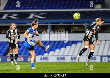 Birmingham, Großbritannien. November 2024. Birmingham, England, 3. November 2024: Rebecca McKenna (22 Birmingham City) macht einen Schuss während des Barclays Womens Championship Football Matches zwischen Birmingham City Newcastle United in St Andrews in Birmingham, England (Natalie Mincher/SPP) Credit: SPP Sport Press Photo. /Alamy Live News Stockfoto