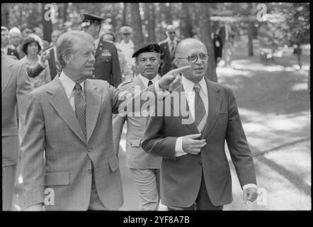 US-Präsident Jimmy Carter und israelischer Menahem beginnen in Camp David während der Friedensverhandlungen im Nahen Osten, die zum Camp David Abkommen führen. Das Camp-David-Abkommen, das im September 1978 von Präsident Jimmy Carter, dem ägyptischen Präsidenten Anwar Sadat und dem israelischen Premierminister Menachem Begin unterzeichnet wurde, schuf einen Rahmen für einen historischen friedensvertrag zwischen Israel und Ägypten im März 1979. Präsident Carter und die US-Regierung spielten eine führende Rolle bei der Schaffung der Möglichkeit für dieses Abkommen. Stockfoto