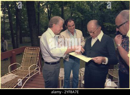 US-Präsident Jimmy Carter und israelischer Menahem beginnen in Camp David während der Friedensverhandlungen im Nahen Osten, die zum Camp David Abkommen führen. Das Camp-David-Abkommen, das im September 1978 von Präsident Jimmy Carter, dem ägyptischen Präsidenten Anwar Sadat und dem israelischen Premierminister Menachem Begin unterzeichnet wurde, schuf einen Rahmen für einen historischen friedensvertrag zwischen Israel und Ägypten im März 1979. Präsident Carter und die US-Regierung spielten eine führende Rolle bei der Schaffung der Möglichkeit für dieses Abkommen. Stockfoto