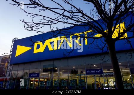 Datart Supermarkt Shop Store, Consumer Electronics Einzelhandel Kette Logo Zeichen Marke Signage Marke Banner Prag Tschechisch Republic Stockfoto