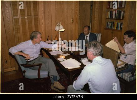 US-Präsident Jimmy Carter und ägyptischer Präsident Anwar Sadat in Camp David während der Friedensverhandlungen im Nahen Osten, die zu den Abkommen von Camp David führten. Stockfoto