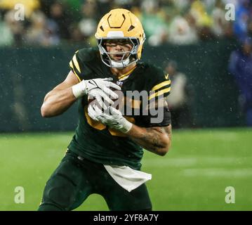 Green Bay, Usa. November 2024. Green Bay Packers Tight End Tucker Kraft holt sich während des NFL-Spiels zwischen den Detroit Lions und den Green Bay Packers am Lambeau Field in Green Bay, Wisconsin, am Sonntag, den 3. November 2024 einen Pass. Die Lions gewannen das Spiel mit 24:14. Foto: Tannen Maury/UPI Credit: UPI/Alamy Live News Stockfoto