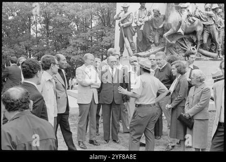 US-Präsident Jimmy Carter und israelischer Menahem beginnen in Camp David während der Friedensverhandlungen im Nahen Osten, die zum Camp David Abkommen führen. Das Camp-David-Abkommen, das im September 1978 von Präsident Jimmy Carter, dem ägyptischen Präsidenten Anwar Sadat und dem israelischen Premierminister Menachem Begin unterzeichnet wurde, schuf einen Rahmen für einen historischen friedensvertrag zwischen Israel und Ägypten im März 1979. Präsident Carter und die US-Regierung spielten eine führende Rolle bei der Schaffung der Möglichkeit für dieses Abkommen. Stockfoto