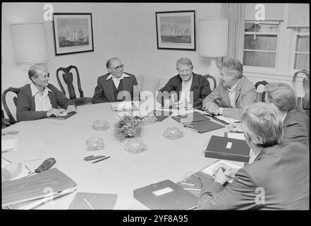 US-Präsident Jimmy Carter und israelischer Menahem beginnen in Camp David während der Friedensverhandlungen im Nahen Osten, die zum Camp David Abkommen führen. Das Camp-David-Abkommen, das im September 1978 von Präsident Jimmy Carter, dem ägyptischen Präsidenten Anwar Sadat und dem israelischen Premierminister Menachem Begin unterzeichnet wurde, schuf einen Rahmen für einen historischen friedensvertrag zwischen Israel und Ägypten im März 1979. Präsident Carter und die US-Regierung spielten eine führende Rolle bei der Schaffung der Möglichkeit für dieses Abkommen. Stockfoto