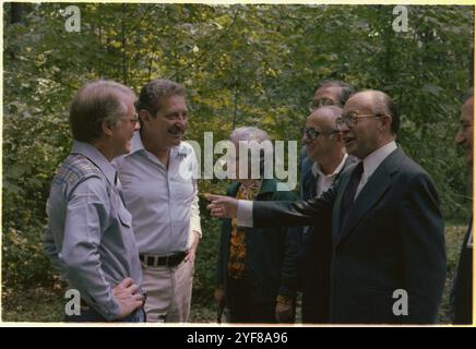 US-Präsident Jimmy Carter und israelischer Menahem beginnen in Camp David während der Friedensverhandlungen im Nahen Osten, die zum Camp David Abkommen führen. Das Camp-David-Abkommen, das im September 1978 von Präsident Jimmy Carter, dem ägyptischen Präsidenten Anwar Sadat und dem israelischen Premierminister Menachem Begin unterzeichnet wurde, schuf einen Rahmen für einen historischen friedensvertrag zwischen Israel und Ägypten im März 1979. Präsident Carter und die US-Regierung spielten eine führende Rolle bei der Schaffung der Möglichkeit für dieses Abkommen. Stockfoto