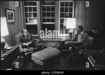 US-Präsident Jimmy Carter und israelischer Menahem beginnen in Camp David während der Friedensverhandlungen im Nahen Osten, die zum Camp David Abkommen führen. Das Camp-David-Abkommen, das im September 1978 von Präsident Jimmy Carter, dem ägyptischen Präsidenten Anwar Sadat und dem israelischen Premierminister Menachem Begin unterzeichnet wurde, schuf einen Rahmen für einen historischen friedensvertrag zwischen Israel und Ägypten im März 1979. Präsident Carter und die US-Regierung spielten eine führende Rolle bei der Schaffung der Möglichkeit für dieses Abkommen. Stockfoto