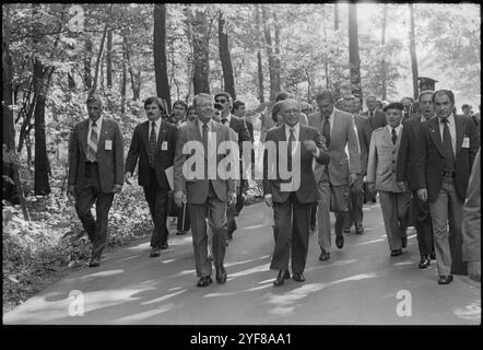 US-Präsident Jimmy Carter und israelischer Menahem beginnen in Camp David während der Friedensverhandlungen im Nahen Osten, die zum Camp David Abkommen führen. Das Camp-David-Abkommen, das im September 1978 von Präsident Jimmy Carter, dem ägyptischen Präsidenten Anwar Sadat und dem israelischen Premierminister Menachem Begin unterzeichnet wurde, schuf einen Rahmen für einen historischen friedensvertrag zwischen Israel und Ägypten im März 1979. Präsident Carter und die US-Regierung spielten eine führende Rolle bei der Schaffung der Möglichkeit für dieses Abkommen. Stockfoto