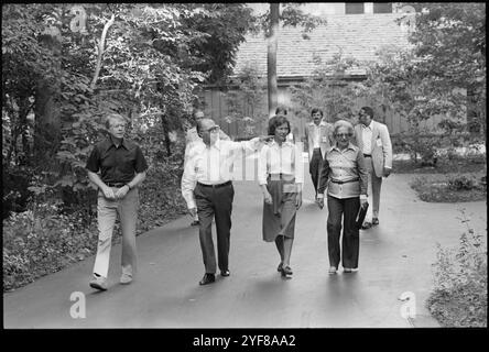 US-Präsident Jimmy Carter und israelischer Menahem beginnen in Camp David während der Friedensverhandlungen im Nahen Osten, die zum Camp David Abkommen führen. Das Camp-David-Abkommen, das im September 1978 von Präsident Jimmy Carter, dem ägyptischen Präsidenten Anwar Sadat und dem israelischen Premierminister Menachem Begin unterzeichnet wurde, schuf einen Rahmen für einen historischen friedensvertrag zwischen Israel und Ägypten im März 1979. Präsident Carter und die US-Regierung spielten eine führende Rolle bei der Schaffung der Möglichkeit für dieses Abkommen. Stockfoto