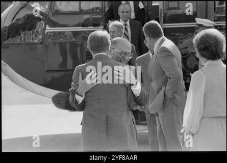 US-Präsident Jimmy Carter und israelischer Menahem beginnen in Camp David während der Friedensverhandlungen im Nahen Osten, die zum Camp David Abkommen führen. Das Camp-David-Abkommen, das im September 1978 von Präsident Jimmy Carter, dem ägyptischen Präsidenten Anwar Sadat und dem israelischen Premierminister Menachem Begin unterzeichnet wurde, schuf einen Rahmen für einen historischen friedensvertrag zwischen Israel und Ägypten im März 1979. Präsident Carter und die US-Regierung spielten eine führende Rolle bei der Schaffung der Möglichkeit für dieses Abkommen. Stockfoto