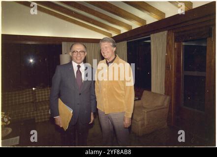 US-Präsident Jimmy Carter und israelischer Menahem beginnen in Camp David während der Friedensverhandlungen im Nahen Osten, die zum Camp David Abkommen führen. Das Camp-David-Abkommen, das im September 1978 von Präsident Jimmy Carter, dem ägyptischen Präsidenten Anwar Sadat und dem israelischen Premierminister Menachem Begin unterzeichnet wurde, schuf einen Rahmen für einen historischen friedensvertrag zwischen Israel und Ägypten im März 1979. Präsident Carter und die US-Regierung spielten eine führende Rolle bei der Schaffung der Möglichkeit für dieses Abkommen. Stockfoto