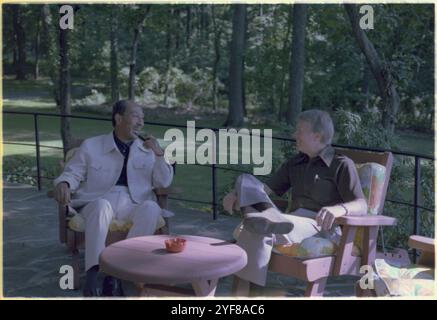 US-Präsident Jimmy Carter und ägyptischer Präsident Anwar Sadat in Camp David während der Friedensverhandlungen im Nahen Osten, die zu den Abkommen von Camp David führten. Stockfoto