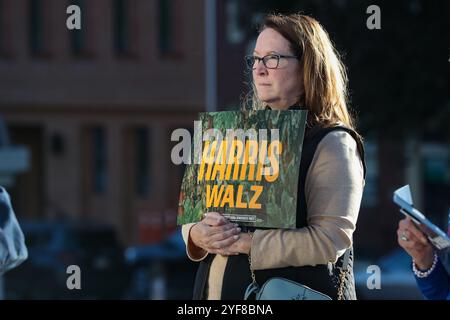 Harrisburg, Usa. November 2024. Eine Frau hält ein Harris-Walz-Plakat während einer Wahlkampfveranstaltung im Pennsylvania Capitol in Harrisburg am Sonntag, den 3. November 2024. (Foto: Paul Weaver/SIPA USA) Credit: SIPA USA/Alamy Live News Stockfoto