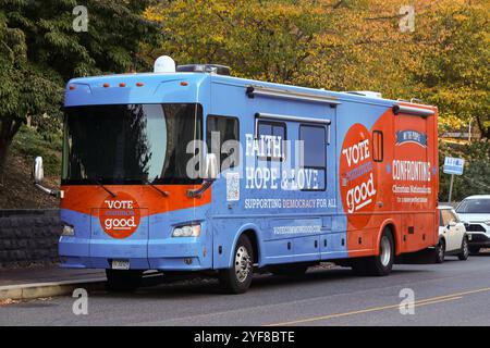 Harrisburg, Usa. November 2024. Ein Freizeitfahrzeug der Bustour „Faith, Hope and Love“ von Vote Common Good wird am Sonntag, den 3. November 2024, vor dem Kapitol von Pennsylvania in Harrisburg geparkt. (Foto: Paul Weaver/SIPA USA) Credit: SIPA USA/Alamy Live News Stockfoto