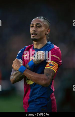 Barcelona, Spanien. November 2024. Raphinha von Barcelona feiert das Torspiel während des spanischen Fußballspiels La Liga zwischen dem FC Barcelona und dem RCD Espanyol in Barcelona, Spanien, am 3. November 2024. Quelle: Joan Gosa/Xinhua/Alamy Live News Stockfoto