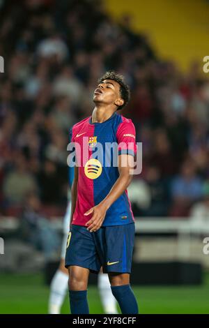 Barcelona, Spanien. November 2024. Lamine Yamal aus Barcelona reagiert beim spanischen Fußballspiel La Liga zwischen dem FC Barcelona und dem RCD Espanyol am 3. November 2024 in Barcelona. Quelle: Joan Gosa/Xinhua/Alamy Live News Stockfoto