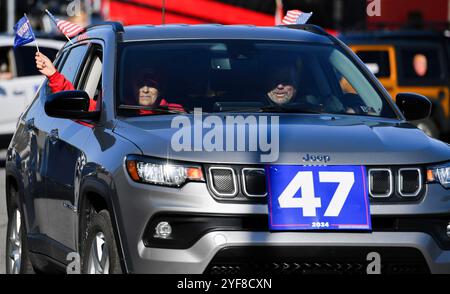 Edwardsville, Usa. November 2024. Ein Fahrzeug nimmt an der Straßenrallye Teil, um Trump Flaggen und ein 47er-Plakat zu schwenken. Luzerne County, ein normalerweise demokratisches County, hat die Wahl 2016 umgedreht. Das Pennsylvania County ist ein Hot Spot für diese Wahl. Trump-Anhänger führten eine Parade durch das County, um den ehemaligen Präsidenten zu unterstützen. Quelle: SOPA Images Limited/Alamy Live News Stockfoto