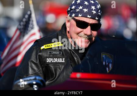 Edwardsville, Usa. November 2024. Ein Mitglied der Biker für Trump trägt ein bedauernswertes Namensschild. Luzerne County, ein normalerweise demokratisches County, hat die Wahl 2016 umgedreht. Das Pennsylvania County ist ein Hot Spot für diese Wahl. Trump-Anhänger führten eine Parade durch das County, um den ehemaligen Präsidenten zu unterstützen. Quelle: SOPA Images Limited/Alamy Live News Stockfoto