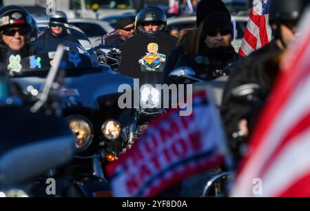 Edwardsville, Usa. November 2024. Radfahrer für Trump ziehen durch Luzerne County. Luzerne County, ein normalerweise demokratisches County, hat die Wahl 2016 umgedreht. Das Pennsylvania County ist ein Hot Spot für diese Wahl. Trump-Anhänger führten eine Parade durch das County, um den ehemaligen Präsidenten zu unterstützen. Quelle: SOPA Images Limited/Alamy Live News Stockfoto