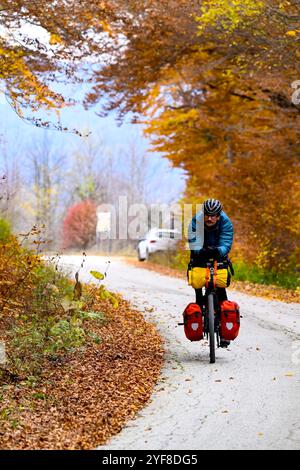 Mavrovo, Nordmazedonien. November 2024. Ein Mann fährt Fahrrad im Mavrovo Nationalpark in Mavrovo, Nordmazedonien, 3. November 2024. Quelle: Tomislav Georgiev/Xinhua/Alamy Live News Stockfoto