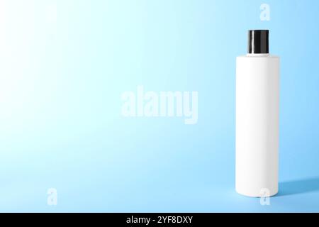 Shampoo in der Flasche auf hellblauem Hintergrund, Platz für Text Stockfoto