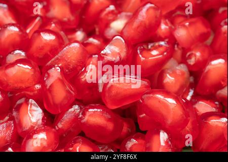 Nahaufnahme von leuchtenden roten Granatapfelkernen. Stockfoto