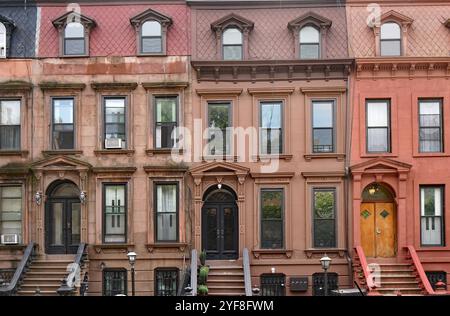 Alte Wohnhäuser im Brownstone-Stil oder Stadthäuser in New York City Stockfoto