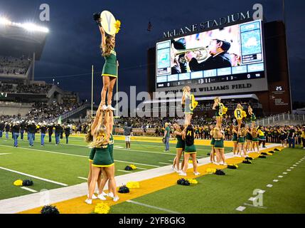 Waco, Texas, USA. November 2024. Baylor Bears Cheerleader vor dem NCAA Football Spiel zwischen den TCU Horned Frogs und Baylor Bears im McLane Stadium in Waco, Texas. Matthew Lynch/CSM/Alamy Live News Stockfoto