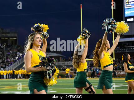 Waco, Texas, USA. November 2024. Baylor Bears Cheerleader vor dem NCAA Football Spiel zwischen den TCU Horned Frogs und Baylor Bears im McLane Stadium in Waco, Texas. Matthew Lynch/CSM/Alamy Live News Stockfoto