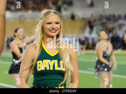 Waco, Texas, USA. November 2024. Baylor Bears Cheerleader vor dem NCAA Football Spiel zwischen den TCU Horned Frogs und Baylor Bears im McLane Stadium in Waco, Texas. Matthew Lynch/CSM/Alamy Live News Stockfoto