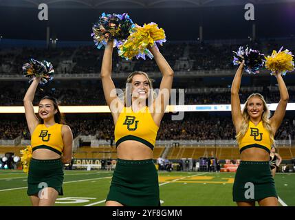 Waco, Texas, USA. November 2024. Baylor Bears Cheerleader vor dem NCAA Football Spiel zwischen den TCU Horned Frogs und Baylor Bears im McLane Stadium in Waco, Texas. Matthew Lynch/CSM/Alamy Live News Stockfoto