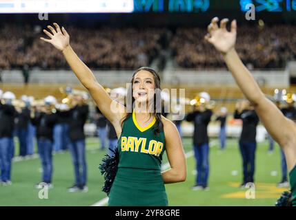 Waco, Texas, USA. November 2024. Baylor Bears Cheerleader vor dem NCAA Football Spiel zwischen den TCU Horned Frogs und Baylor Bears im McLane Stadium in Waco, Texas. Matthew Lynch/CSM/Alamy Live News Stockfoto