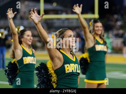 Waco, Texas, USA. November 2024. Baylor Bears Cheerleader vor dem NCAA Football Spiel zwischen den TCU Horned Frogs und Baylor Bears im McLane Stadium in Waco, Texas. Matthew Lynch/CSM/Alamy Live News Stockfoto