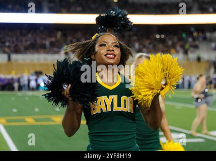 Waco, Texas, USA. November 2024. Baylor Bears Cheerleader vor dem NCAA Football Spiel zwischen den TCU Horned Frogs und Baylor Bears im McLane Stadium in Waco, Texas. Matthew Lynch/CSM/Alamy Live News Stockfoto