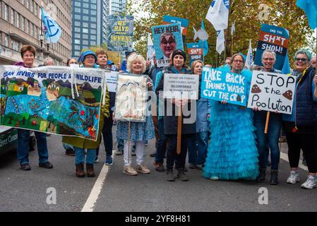 London, Großbritannien. November 2024. Die Demonstranten halten vor dem marsch Plakate und Fahnen. Tausende Demonstranten marschierten durch das Zentrum Londons und forderten, die Abwasserverschmutzung zu stoppen. Demonstration mit dem Titel „Marsch für sauberes Wasser“. Die Veranstaltung wurde von mehr als 130 Organisationen organisiert. Quelle: SOPA Images Limited/Alamy Live News Stockfoto